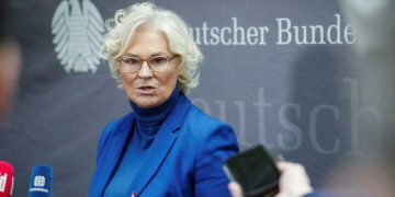 Allemagne : démission de la ministre de la Défense, fragilisée par une série de gaffes