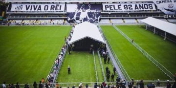 Le Brésil fait ses adieux à Pelé au stade du Santos FC