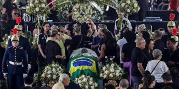 « Adieu au Roi »: plus de 230.000 personnes se sont recueillies devant le cercueil de Pelé