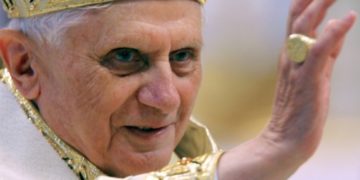 Décès de l&rsquo;ancien Pape Benoit XVI: le monde lui rend hommage