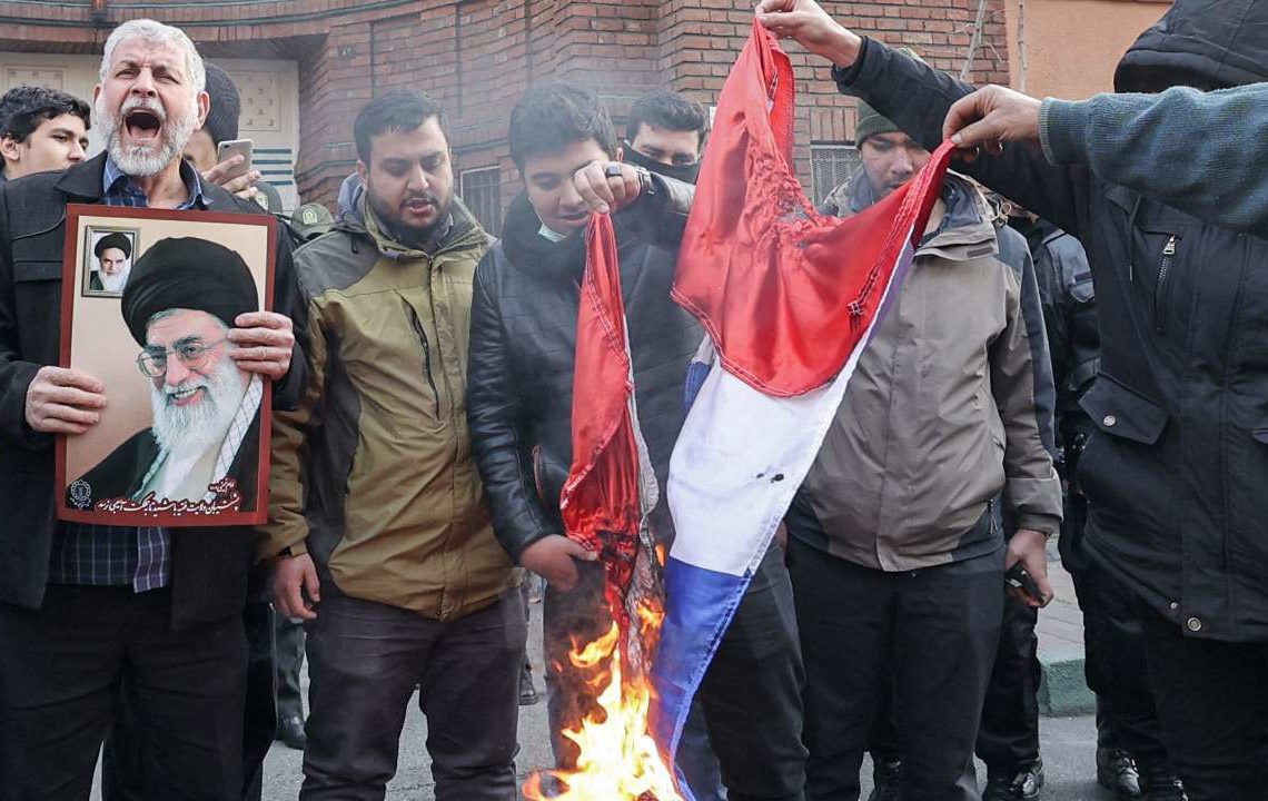 Iran: rassemblement à Téhéran contre les caricatures de Khamenei publiées dans Charlie Hebdo