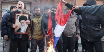 Iran: rassemblement à Téhéran contre les caricatures de Khamenei publiées dans Charlie Hebdo