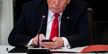 Suspendu en 2021, Donald Trump récupère ses comptes Facebook et Instagram