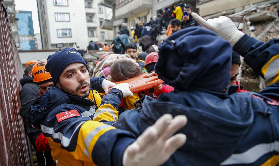 Séismes: le bilan dépasse les 28 000 morts, des miraculés retrouvés sous les décombres 133 heures après le drame