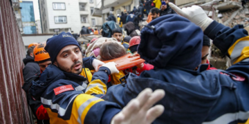 Séismes: le bilan dépasse les 28 000 morts, des miraculés retrouvés sous les décombres 133 heures après le drame
