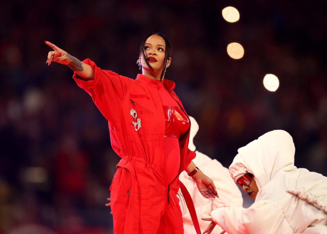 Six ans après son dernier concert, Rihanna profite de sa prestation au Super Bowl pour annoncer sa seconde grossesse