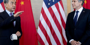Munich: Blinken met en garde son homologue chinois, Wang Yi, sur les « ballons espions » et le « soutien matériel » à la Russie