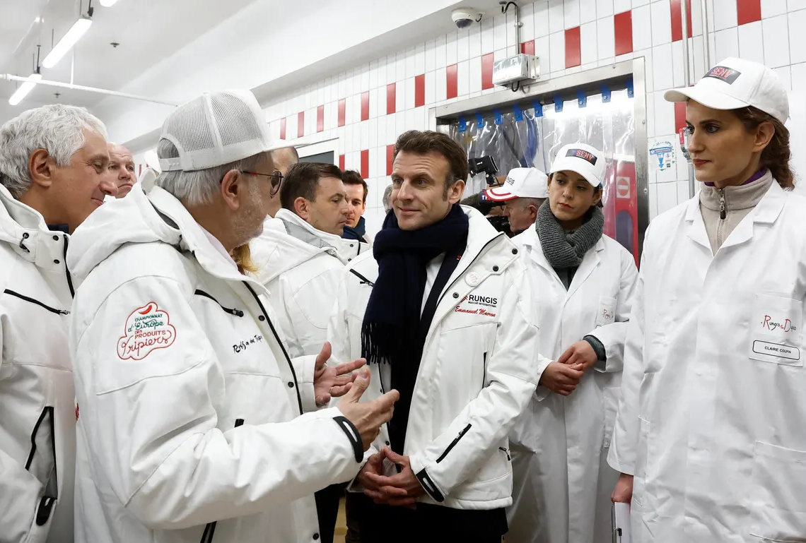 France: au marché de Rungis, Macron s&rsquo;offre un bain de foule et défend sa réforme des retraites