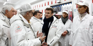 France: au marché de Rungis, Macron s&rsquo;offre un bain de foule et défend sa réforme des retraites