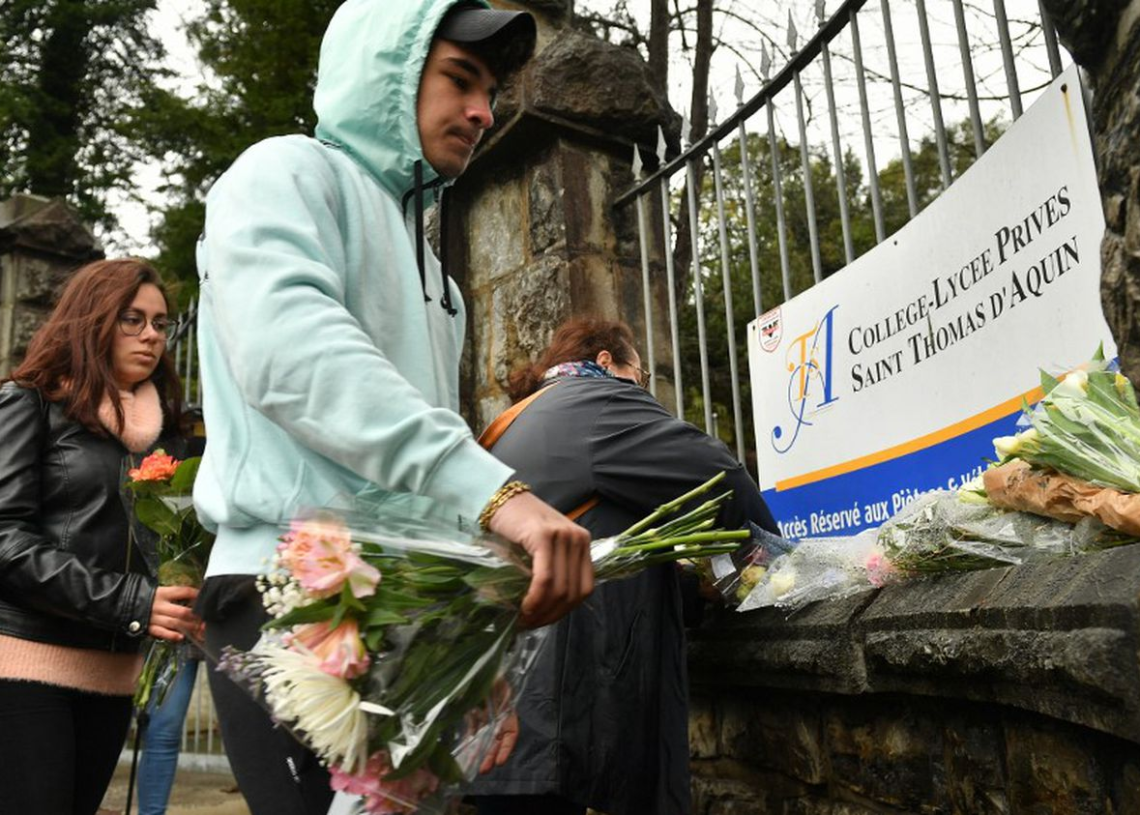 Professeure tuée en France: le suspect âgé de 16 ans, mis en examen pour « assassinat » et placé en détention provisoire