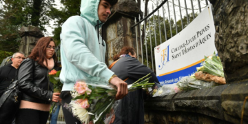 Professeure tuée en France: le suspect âgé de 16 ans, mis en examen pour « assassinat » et placé en détention provisoire