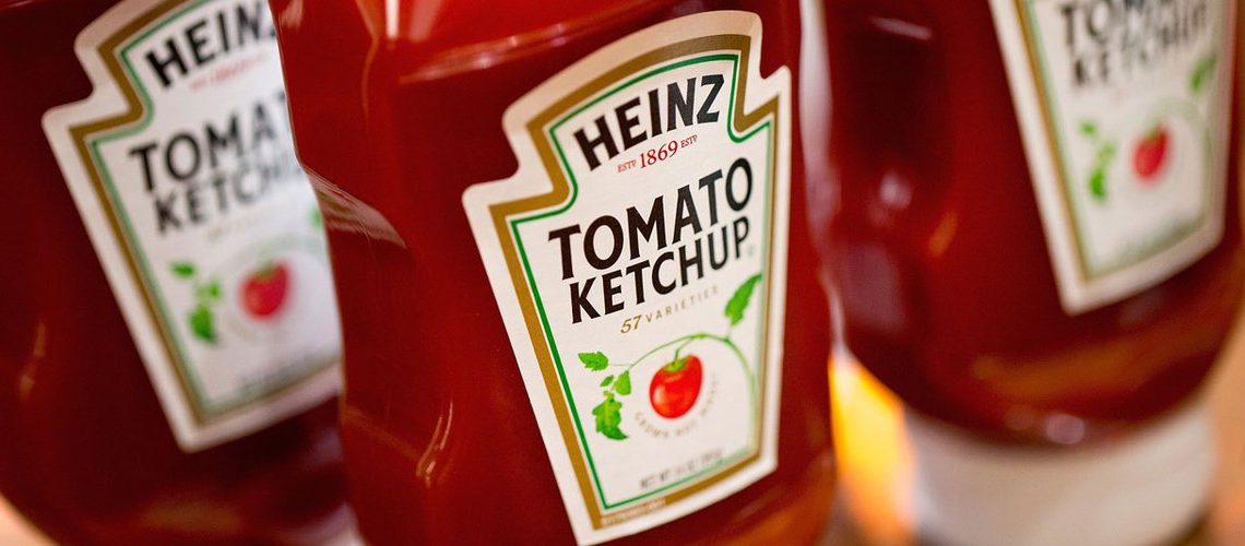 Il avait survécu en pleine mer en mangeant du ketchup « Heinz », la marque  veut le retrouver et lui offrir un bateau