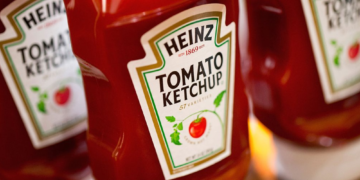 Il avait survécu en pleine mer en mangeant du ketchup « Heinz », la marque  veut le retrouver et lui offrir un bateau
