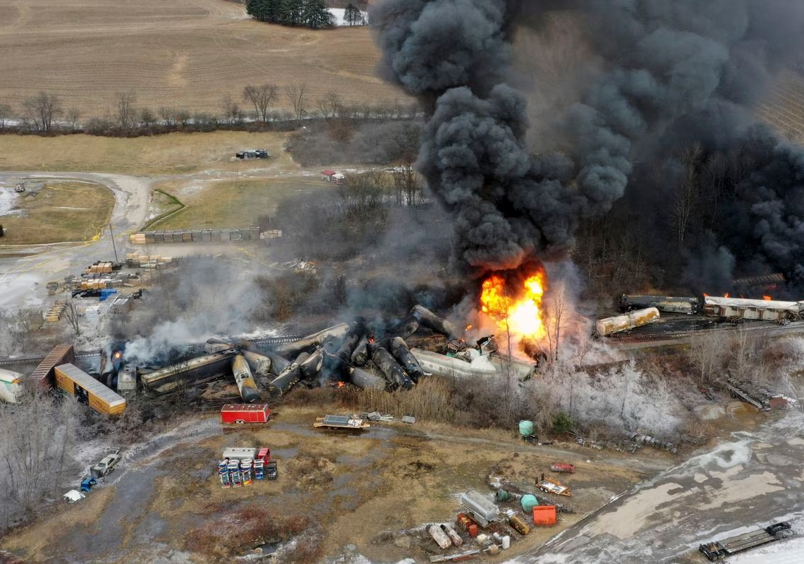 Etats-Unis : le déraillement d’un train convoyant un produit chimique provoque un gigantesque incendie
