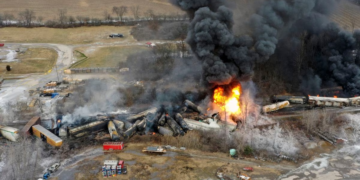 Etats-Unis : le déraillement d’un train convoyant un produit chimique provoque un gigantesque incendie