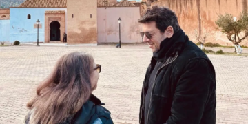 Le chanteur Patrick Bruel en Algérie avec sa mère