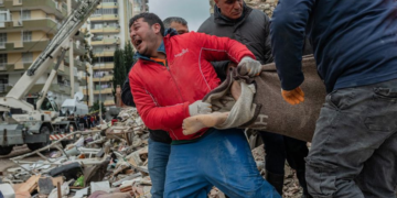 Séismes en Turquie et en Syrie: le bilan dépasse les 4 300 morts et 19 000 blessés