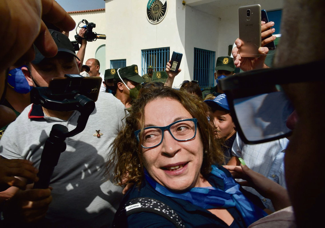 La militante franco-algérienne Amira Bouraoui, arrêtée à Tunis,  échappe à une extradition vers Alger
