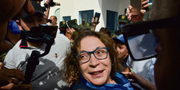 La militante franco-algérienne Amira Bouraoui, arrêtée à Tunis,  échappe à une extradition vers Alger