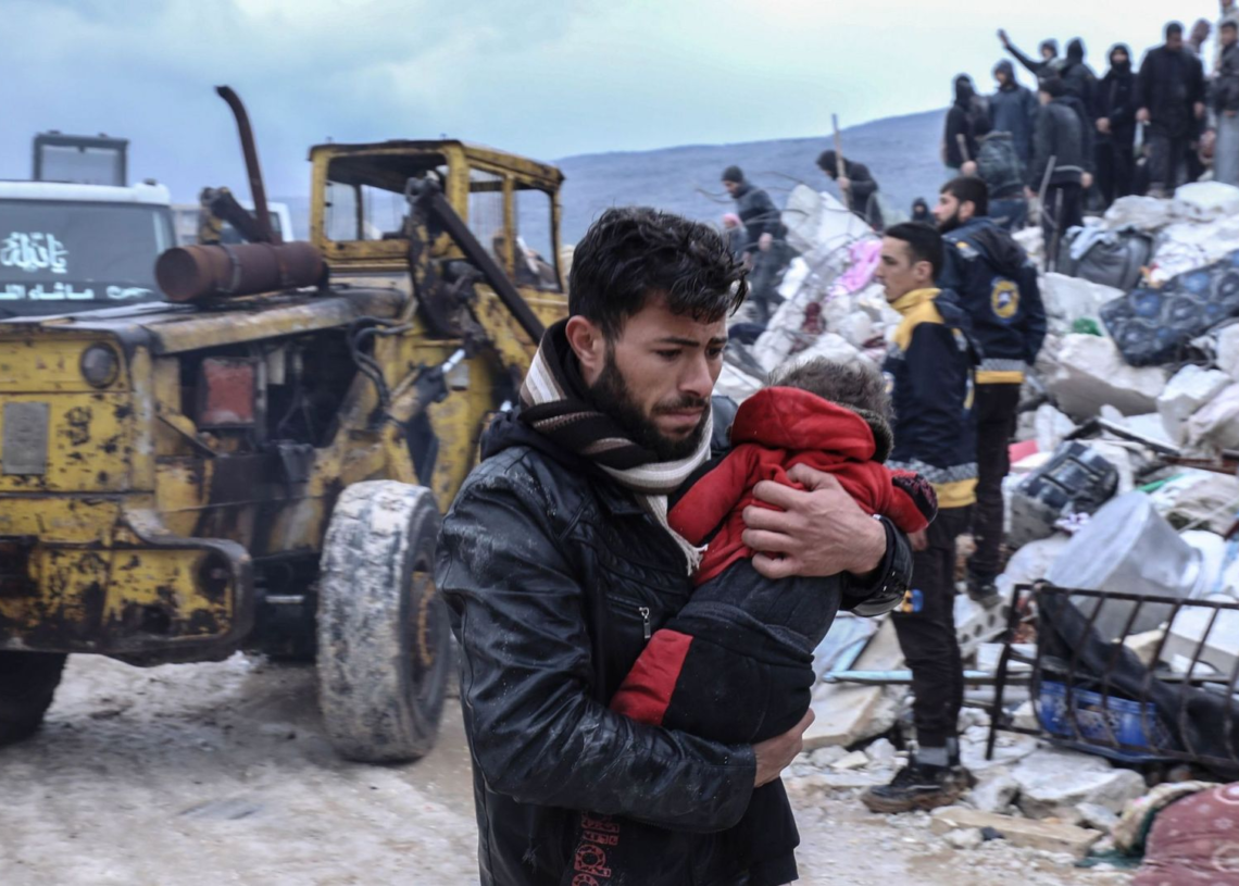 Séisme en Turquie et en Syrie: les opérations de secours minées par 12 ans de guerre, les ONG appellent à la levée des sanctions contre Damas
