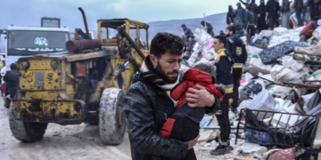 Séisme en Turquie et en Syrie: les opérations de secours minées par 12 ans de guerre, les ONG appellent à la levée des sanctions contre Damas