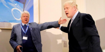 L’ex-Premier ministre britannique Boris Johnson veut faire anoblir son père, selon The Times