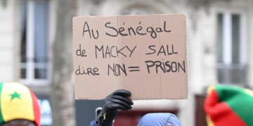 Sénégal : Des membres de la diaspora manifestent à Paris contre la « dictature de Macky Sall »