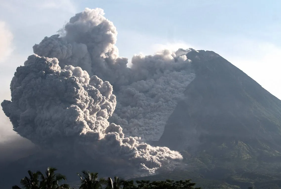 Indonésie : un gigantesque nuage de cendres menace plusieurs villages après le réveil du volcan Merapi