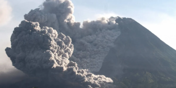 Indonésie : un gigantesque nuage de cendres menace plusieurs villages après le réveil du volcan Merapi