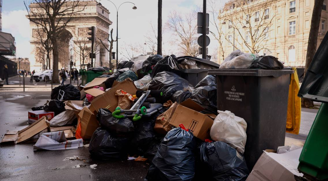 Paris, capitale du tourisme mondial, les murs de poubelles comme nouvelle attraction touristique