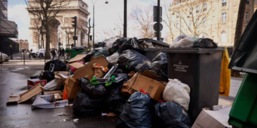 Paris, capitale du tourisme mondial, les murs de poubelles comme nouvelle attraction touristique
