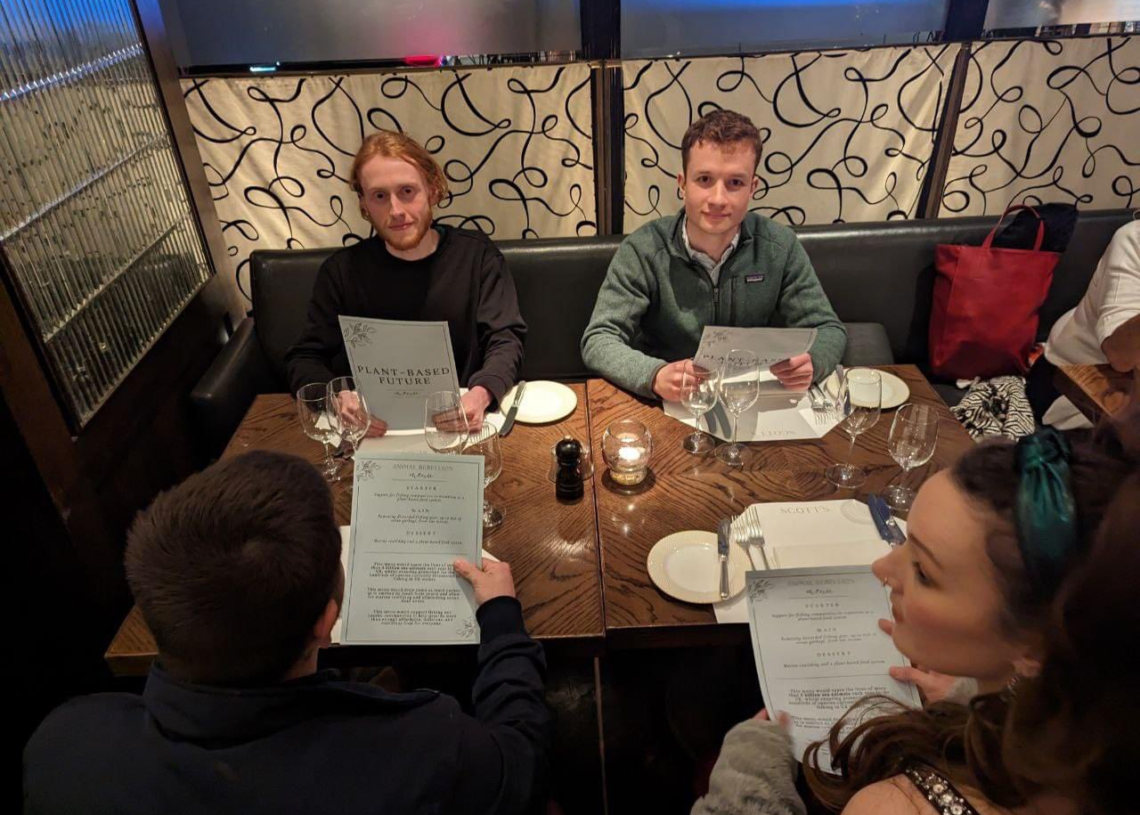 Des militants d’ « Animal Rebellion » ont occupé un célèbre restaurant de poisson à Londres