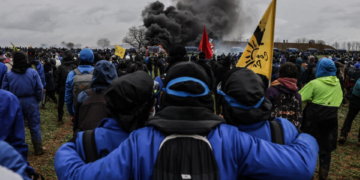 Protestations contre des réserves d&rsquo;eau agricoles en France: pronostic vital engagé pour un manifestant