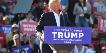 États-Unis: Donald Trump nie tout « délit » lors de son premier meeting de campagne