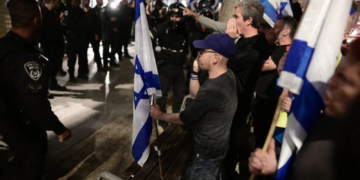 Israël : l&rsquo;épouse de Netanyahou évacuée d&rsquo;un salon de coiffure assiégé par des manifestants