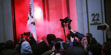 Réforme des retraites en France : le siège de LVMH envahi par des manifestants