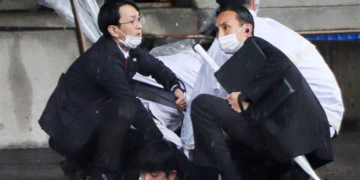 Japon : le Premier ministre évacué après une explosion lors d&rsquo;un discours