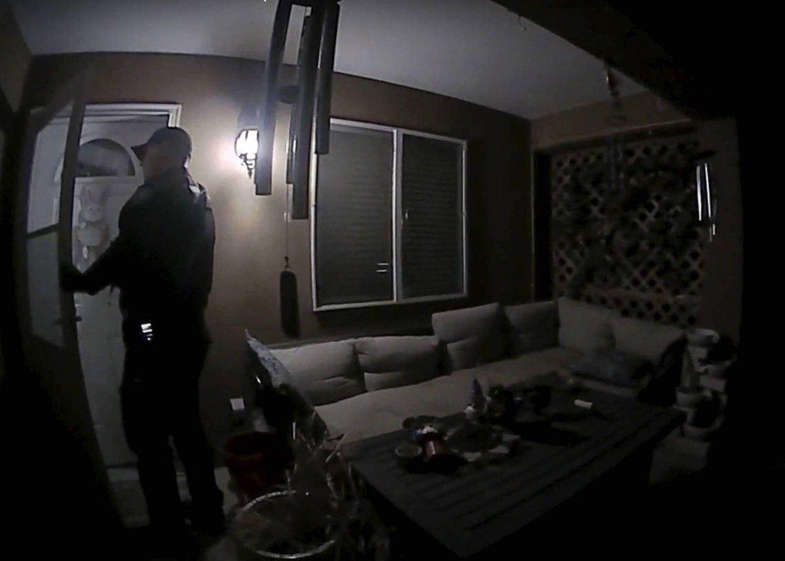 États-Unis : des policiers frappent à la mauvaise porte d’une maison et tuent son occupant