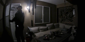 États-Unis : des policiers frappent à la mauvaise porte d’une maison et tuent son occupant