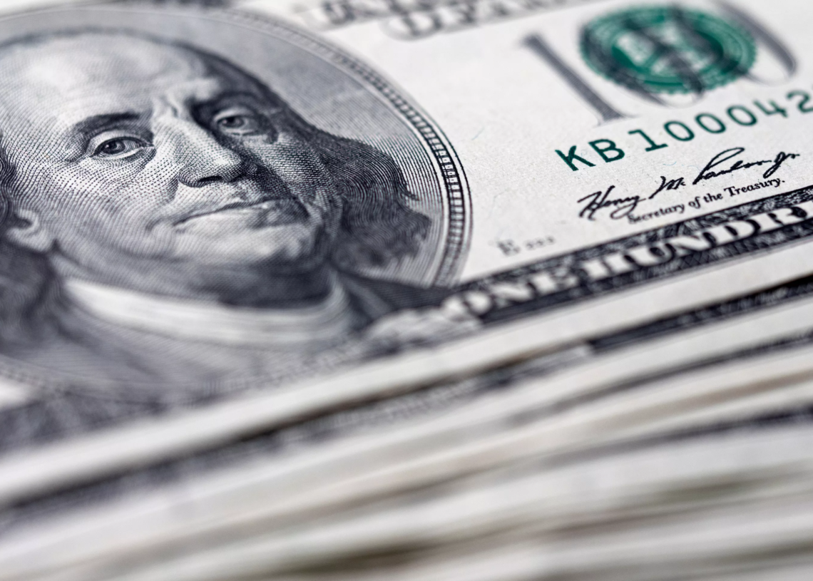 Etats-Unis: un homme jette 200.000  dollars par la fenêtre de sa voiture, créant un chaos sur l&rsquo;autoroute