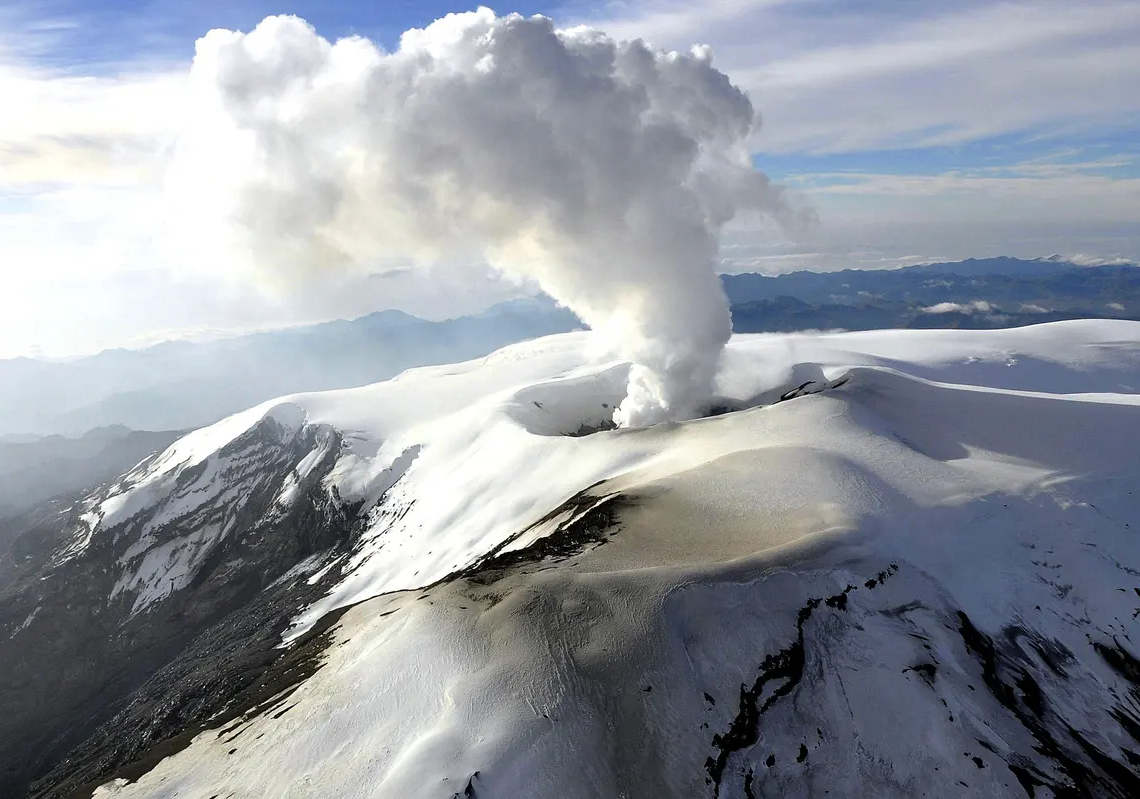 Colombie: le volcan Nevado del Ruiz continue de gronder, le risque d’éruption grandit