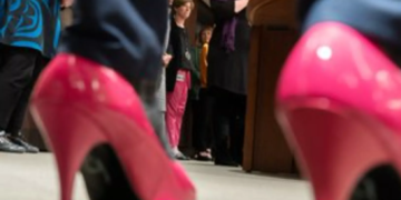 Polémique au Canada : des hommes politiques défilent en escarpins roses