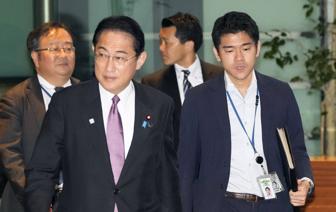Japon : le premier ministre licencie son fils après une fête dans une résidence officielle