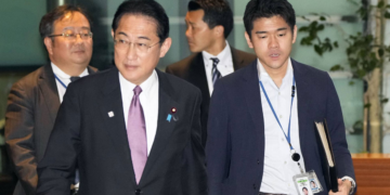 Japon : le premier ministre licencie son fils après une fête dans une résidence officielle