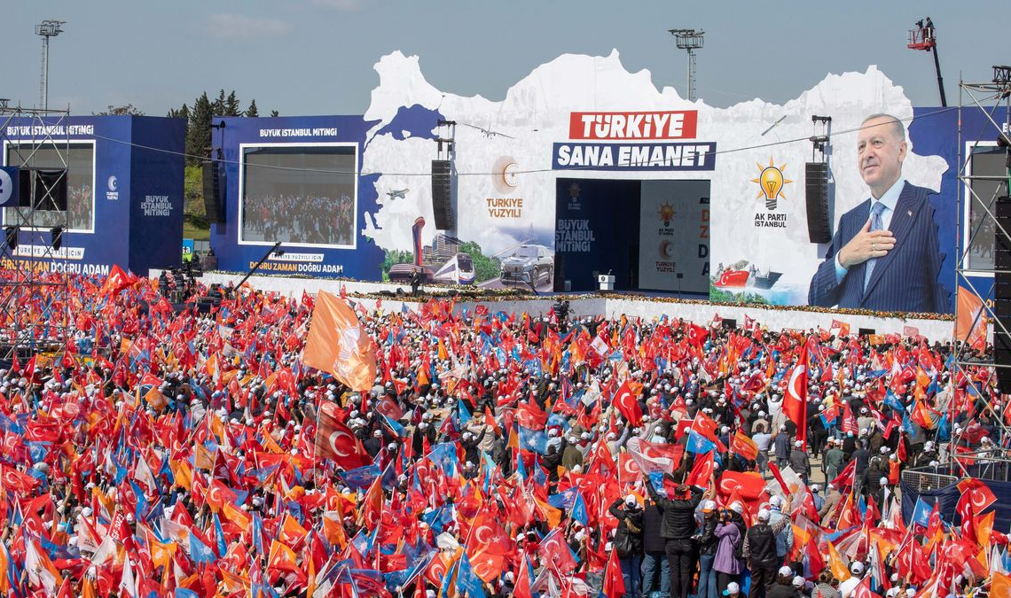 « Il est notre père »: Erdogan rassemble ses troupes lors d’un meeting impressionnant à Istanbul