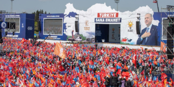 « Il est notre père »: Erdogan rassemble ses troupes lors d&rsquo;un meeting impressionnant à Istanbul