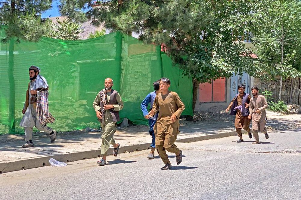 Afghanistan : 11 morts et 30 blessés dans un attentat aux funérailles d’un gouverneur