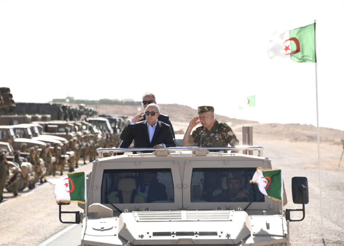 Algérie: Tebboune supervise à Djelfa l’exécution d’un exercice militaire tactique avec munitions réelles