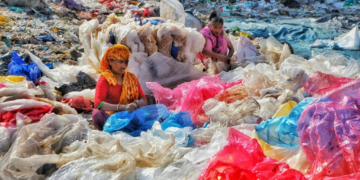 A Paris, 175 pays préparent un traité contre la pollution plastique: pourquoi certains scientifiques sont contre son retrait des océans?