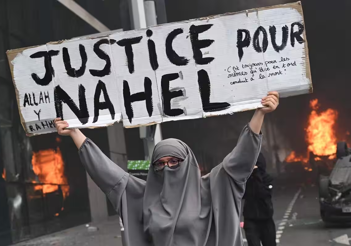 Emeutes en France: Macron annonce des « moyens supplémentaires » et dénonce une « instrumentalisation » de la mort de Nahel